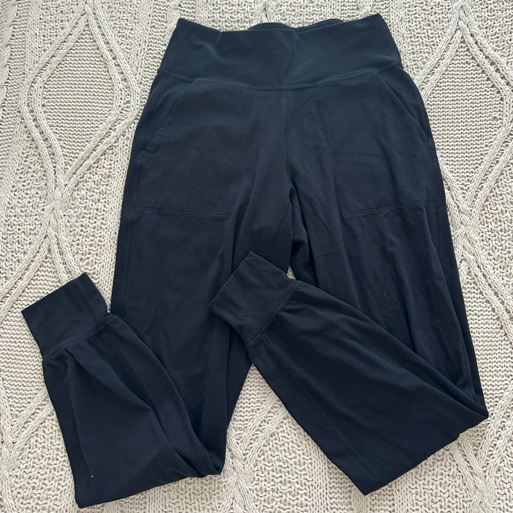 Lululemon Black Align Joggers in Size 6